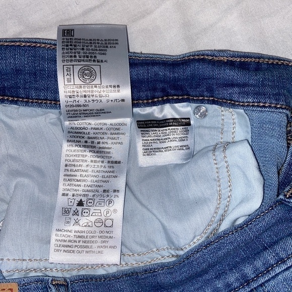 Levi’s Women’s Rolled Cuff Denim Jean medium Wash, Mid Length Shorts 33 - Picture 11 of 11